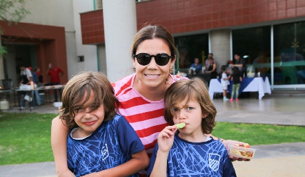  Lourdes, Emilio y Marcelo Hernández.