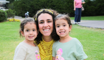  Camila Puga, María José Martínez y Maite Puga.