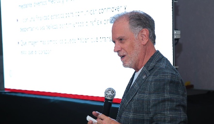  Dr. Xavier Escudero.