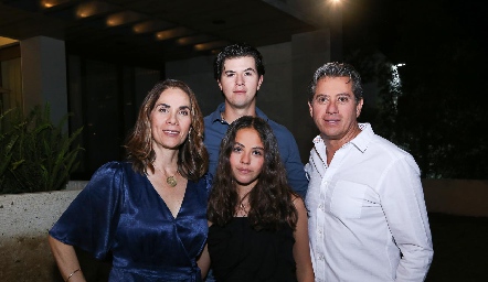  Gaby Aranda, Andrés González, Sofía González y Gustavo González.