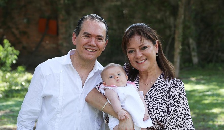  Miguel Maya y Alejandra Zulaica con su nieta Paula.