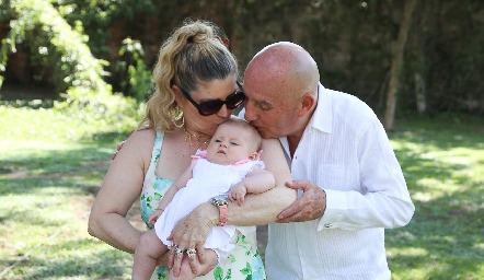  Silvia Foyo y José Zendejas con su nieta Paula.