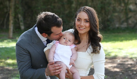  José Zendejas y Nayelli Maya con su hija Paula.