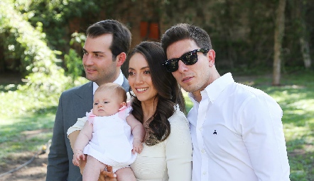  José Zendejas, Nayelli y Miguel Maya con Paula.