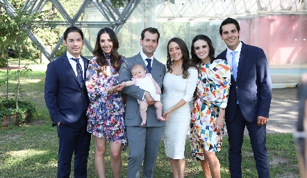  Miguel Torres, Mariana Alcalá, Pablo Zendejas, Nayelli Maya, Adriana Olmos y Mauricio Tobías con Paula.