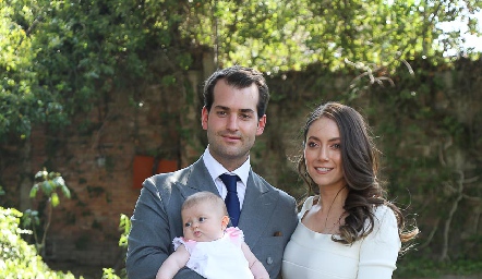  Pablo Zendejas y Nayelli Maya con su hija Paula.