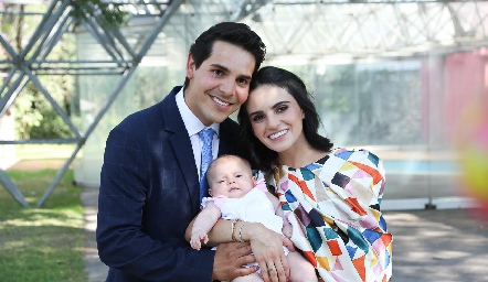  Mauricio Tobías y Adriana Olmos con su ahijada Paula.