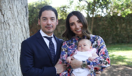  Miguel Torres y Mariana Alcalá con su ahijada Paula.