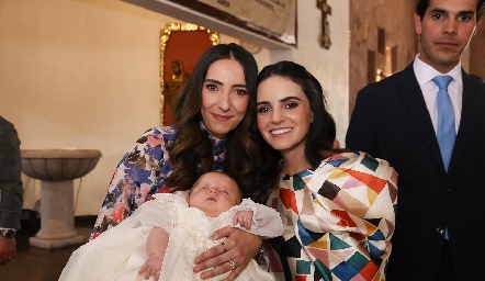  Mariana Alcalá y Adriana Olmos, con su ahijada Paula.