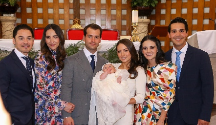  Miguel Torres, Mariana Alcalá, Pablo Zendejas, Nayelli Maya, Adriana Olmos y Mauricio Tobías con Paula.