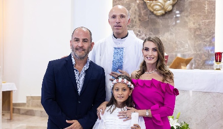  Hugo Humara y Carla Huber con su hija Isabella y el sacerdote.