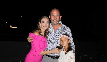  Carla Huber y Hugo Humara con su hija Isabella.