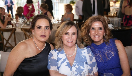  María Elena Aguirre, Ingrid Pérez y Dolores Hernández.