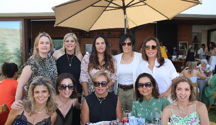 Ana Paula Valdés con sus amigas.