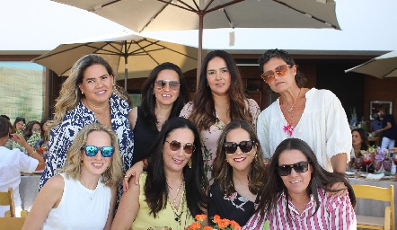  Ana Paula Valdés con sus amigas.