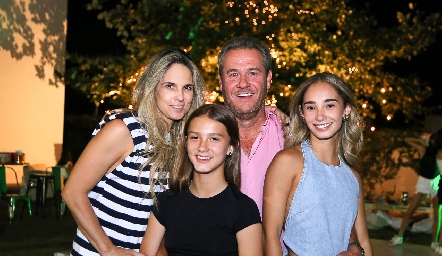  María José Pedrero y Juan Manuel Benavente con sus hijas Roberta y María José Benavente.