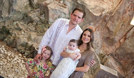  Jacinto Lárraga y Ceci Guevara con sus hijas Ana Joaquina y Ana Jacinta.