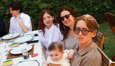  Ana Victoria Lárraga, Mónica de Alba, Richín Lárraga y Ana Jacinta.