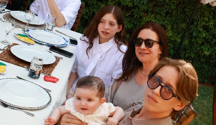  Ana Victoria Lárraga, Mónica De Alba, Richín Lárraga y Ana Jacinta.