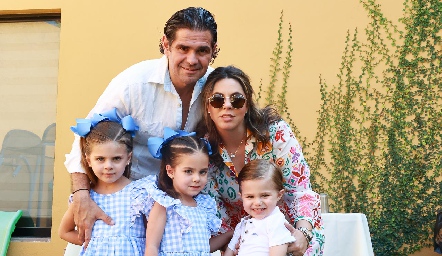   María José Palomar y Félix González con sus hijos Xaviera, Macarena y José Tomás.