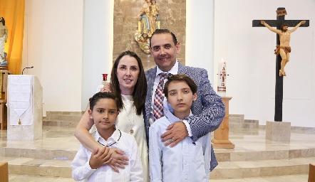  Cecilia Cuesta y Esteban Puente con sus hijos Ander y Mikel.