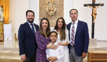  Edgar Rizul, Ligia Arriaga, Cristina Barragán y Gonzalo Benavente con su ahijado Ander Puente.