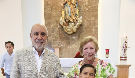  Rafael Puente y María Elena de Puente con su nieto Ander.