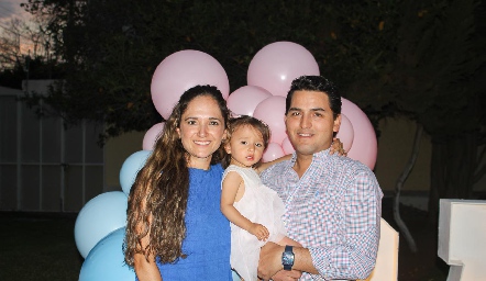  Alejandra Rangel y Rodrigo de la Rosa con su hija Sofía.