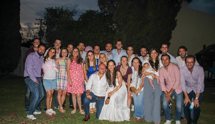  Abel Rangel y Alynn Ruiz con sus amigos.