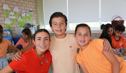   Claudia Oliva con sus hijos Mauricio Roberta Ruiz.