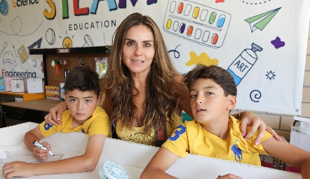  Patricio Castro, Claudia Pérez Amaral y Sebastián Castro.