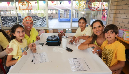  Mariana Chávez, Fabiola Fernández, Sofía Chevaile, Coco y José Carlos Chevaile.