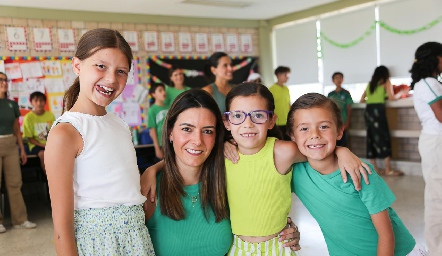  Gaby Labastida con sus hijos Isabella, Gaby y Roberto.