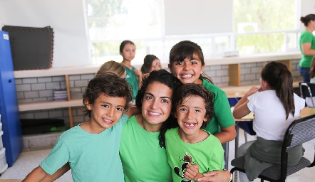  Ana Sofía Velázquez con sus hijos Santiago, Sofía y José María Oropeza.