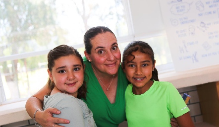  Elizabeth Melgarejo, Daniela Apascalis y Vale Narvaez.
