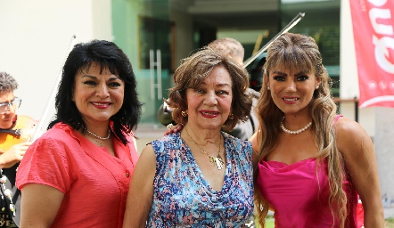  Vicky Méndez, Martha Guerra y Marifer Méndez.