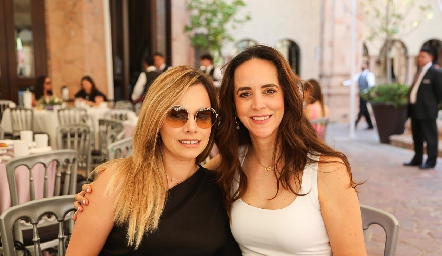  Arlette Robles y Gloria Mojarro.