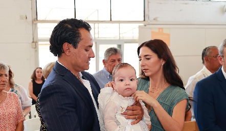  Lorenzo Enríquez Leal con sus padrinos Ricardo Leos y Marina Jourdain.