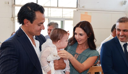  Lorenzo Enríquez Leal con sus padrinos Ricardo Leos y Marina Jourdain.