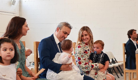  Lorenzo Enríquez Leal con sus padrinos Roberto Leal y Kara Sundby.