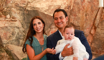  Marina Jourdain y Ricardo Leos con su ahijado Lorenzo.