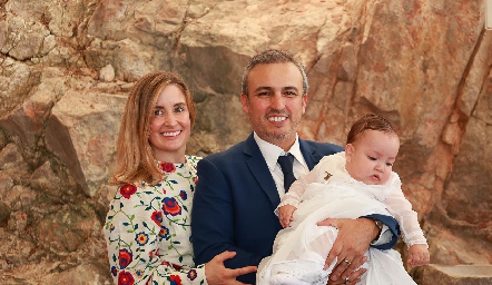  Kara Sundby y Roberto Leal con su ahijado Lorenzo.