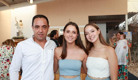 Felipe Enríquez con sus hijas Regina y María.