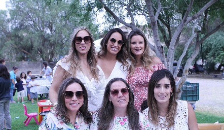  Gloria Leal con sus amigas.
