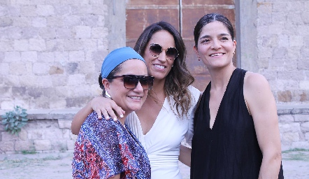  Gloria Leal con sus amigas.