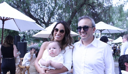  Gloria y Roberto Leal con Lorenzo.
