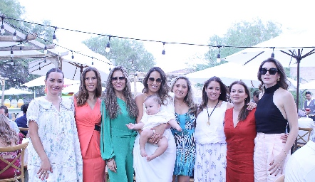  Gloria Leal con su hijo Lorenzo y sus amigas.