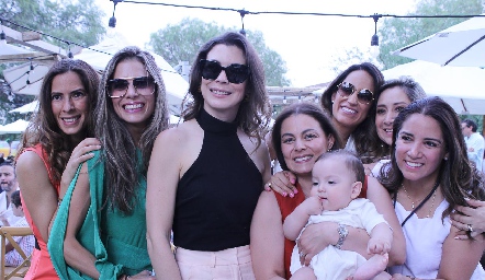  Gloria Leal con su hijo Lorenzo y sus amigas.