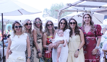  Gloria Leal con su hijo Lorenzo y sus amigas.
