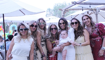  Gloria Leal con su hijo Lorenzo y sus amigas.